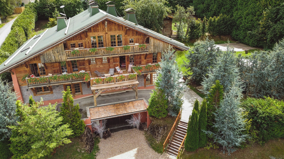 Exterior & Views