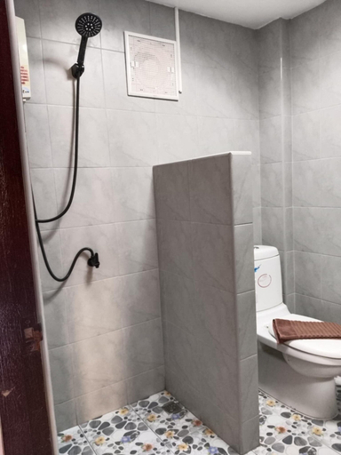 Bathroom 4, Phratamnak Inn, Pattaya