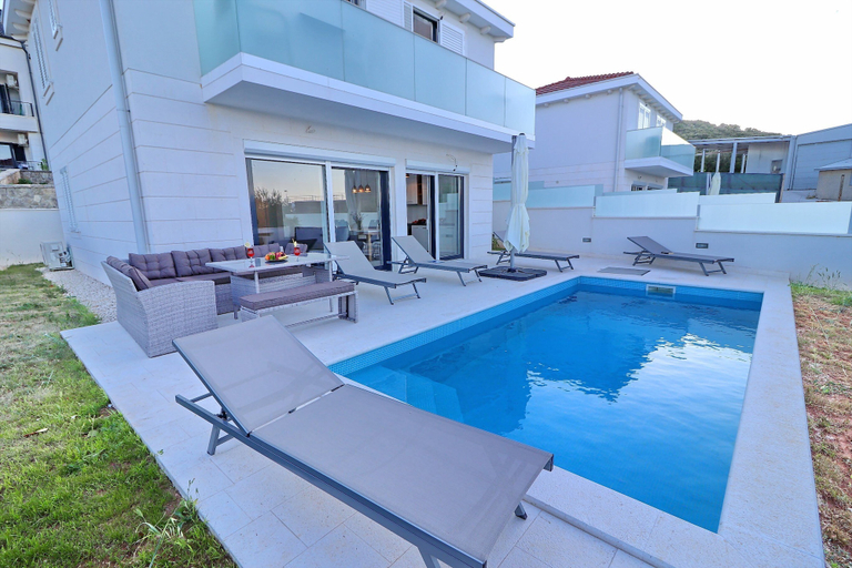 Sport & Beauty 4, Villa E & D, Janjina