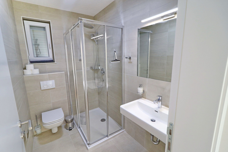 Bathroom 3, Villa E & D, Janjina