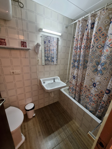 Bathroom 3, Pension El Ciervo, Girona