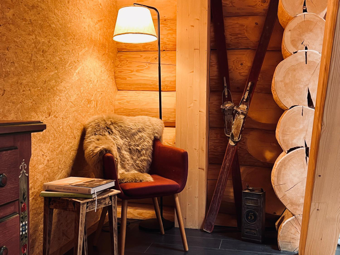 Bedroom 2, Standard 4 - Private Bathroom - Heiti Lodge, Saanen