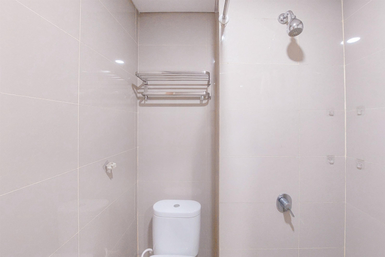 Bathroom 5, Restful and Cozy Living Studio Apartment at B Residence By Travelio, Tangerang Selatan