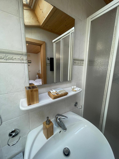 Bedroom 3, Picchio Verde - stanza privata con bagno a Pera di Fassa, Trento