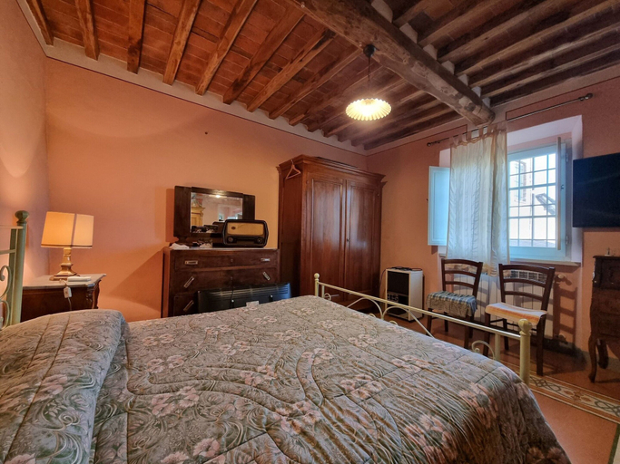 Room 4, Apartment in Orbicciano With Pool, Lucca