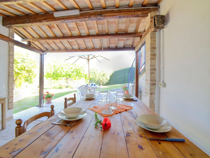 Dining 4, Holiday Home in Torchiaro With Garden, Fermo