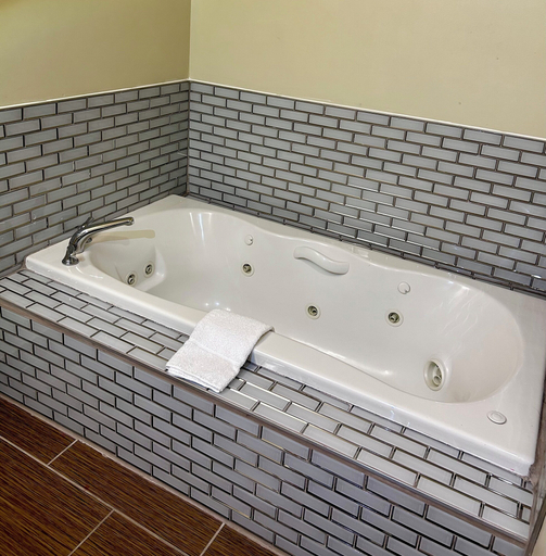 Bathroom 4, Baymont by Wyndham Beulah, Benzie