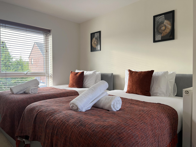 Room 3, Cozy Retreat Sleeps 9 With Garden, Worcestershire