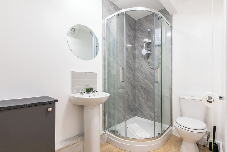 Bathroom 3, Harcourt Apartments, Nottinghamshire