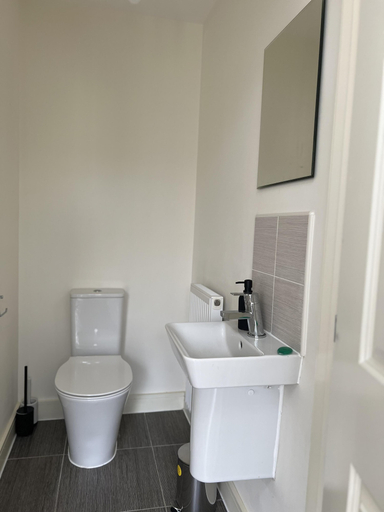 Bathroom 4, Cozy Retreat Sleeps 9 With Garden, Worcestershire