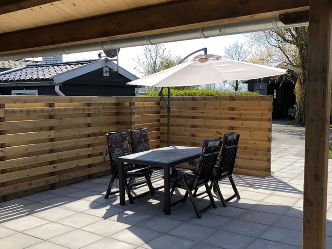 Dining 5, Chalet in Wiringherlant With Garden Terrace, Wieringen