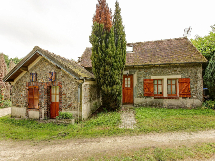 Others 4, Holiday Home in a Park in Raizeux With Terrace, Yvelines