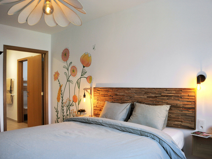 Room 5, Charming Holiday Home in Bassenge With Garage, Limburg