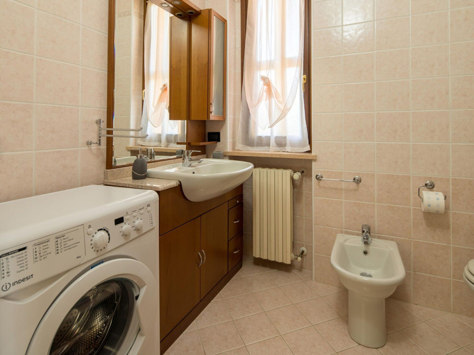 Bathroom 2, Apartment in Lazise Near Lake Garda, Verona