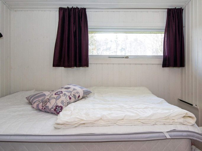 Room 5, 10 Person Holiday Home in Ronde, Syddjurs