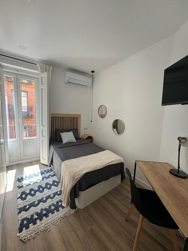 Bedroom 4, Plaza mayor, Madrid