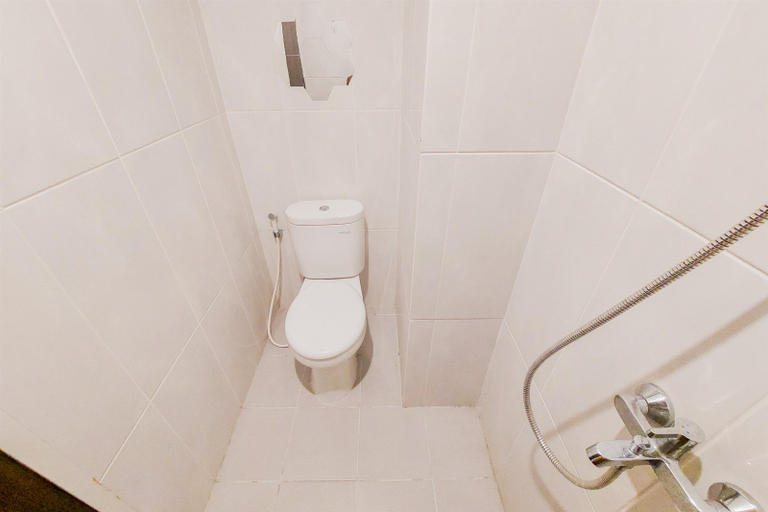 Bathroom, Minimalist and Strategic Studio at Serpong Garden Apartment By Travelio, Tangerang