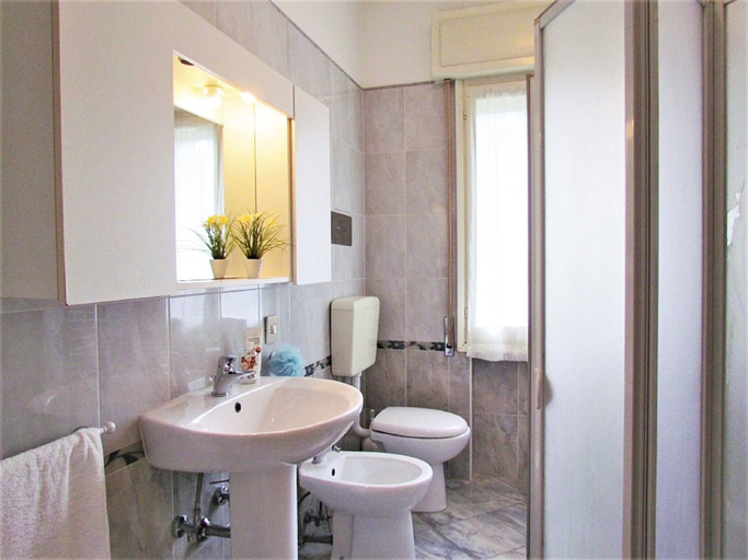 Bathroom 4, Beautiful Holiday Home With Shared Swimming Pool, Venezia