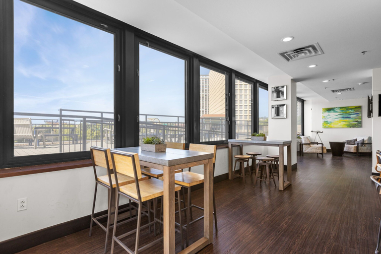 Food & Drinks 3, Sleek 2BR Downtown Retreat with Gym, Allegheny