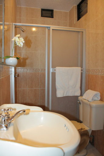 Bathroom 3, Ukuku Hostel, Quito