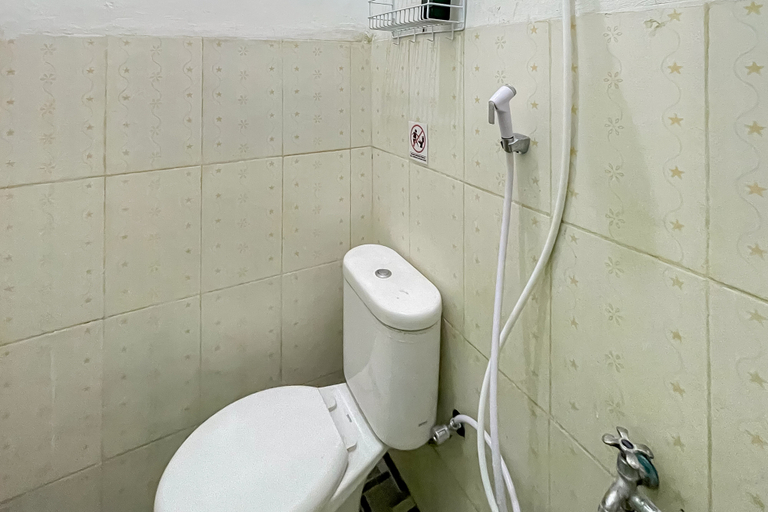 Bathroom 3, RedDoorz near Karawang Central Plaza, Karawang