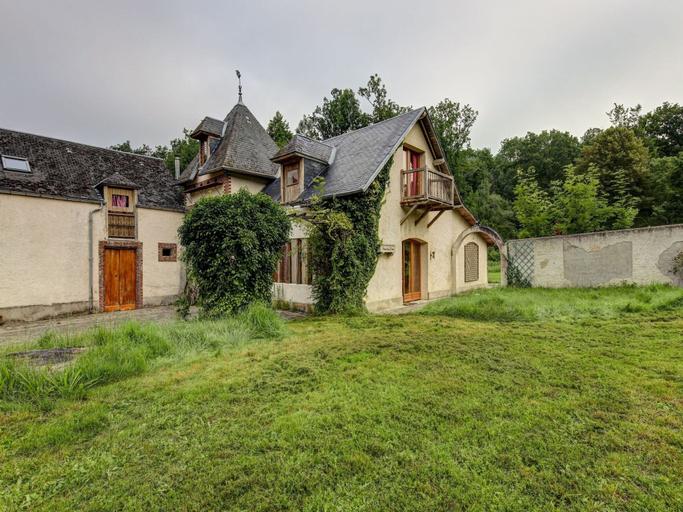 Others 3, Pleasant Holiday Home in Raizeux With Garden, Yvelines