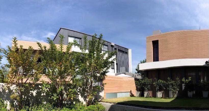 Exterior 6