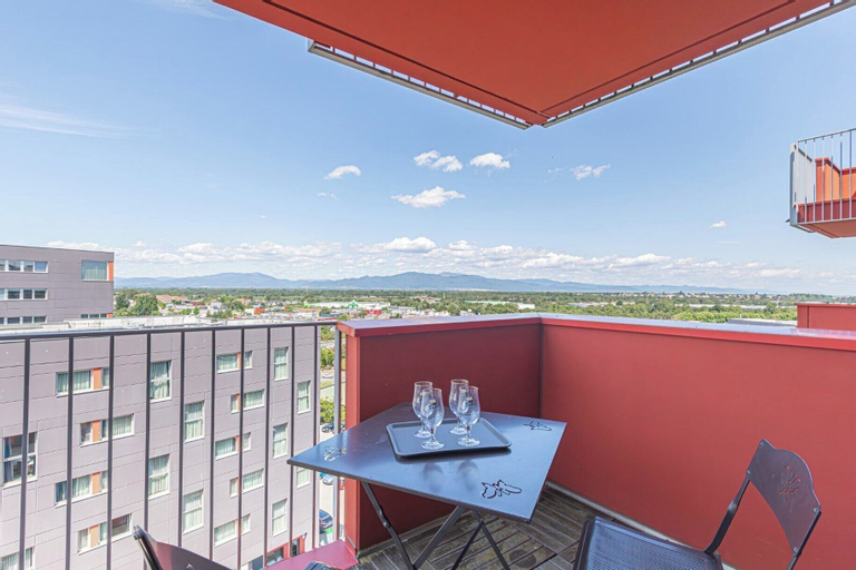 Exterior & Views 14