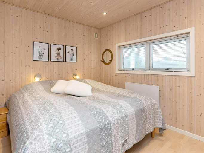 Room 5, 9 Person Holiday Home in Humble, Langeland