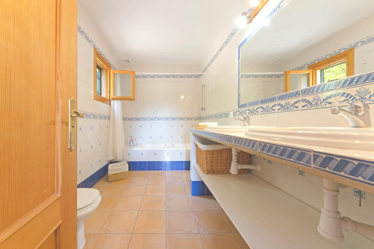Bathroom, BeOnHolidays Can Perxota, Baleares