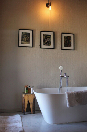 Bathroom 4, Sausage Tree Safari Camp, Mopani