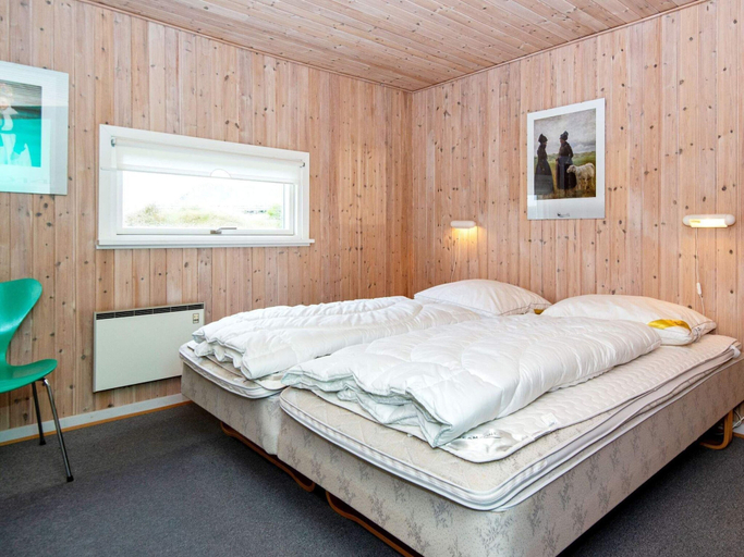 Room 5, 6 Person Holiday Home in Fano, Fanø