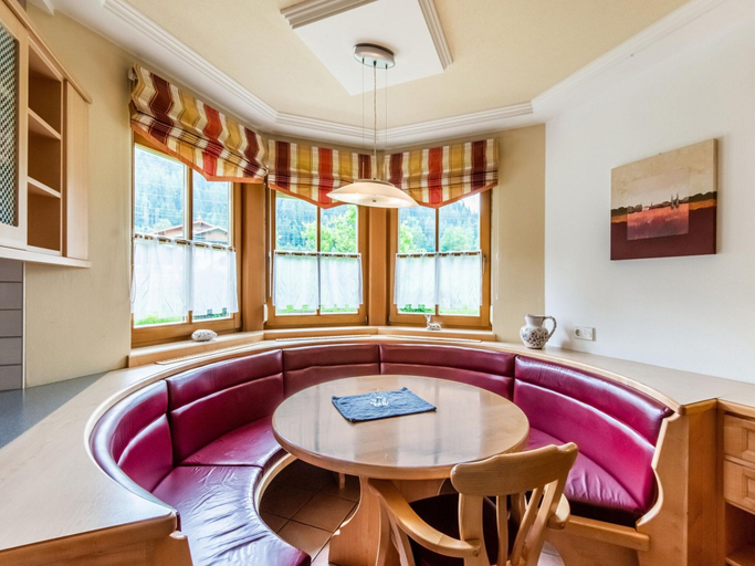 Others 5, Cosy Apartment With Tiled Stove, Sankt Johann im Pongau