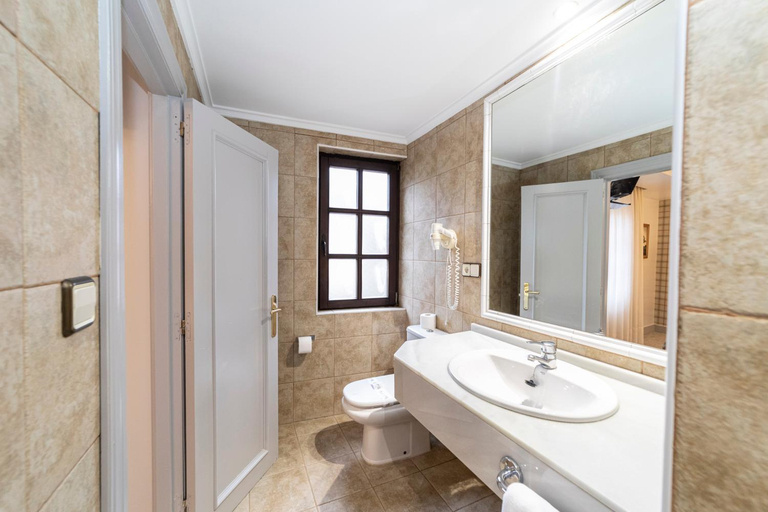 Bathroom 3, Hotel Restaurante De Torres, Asturias