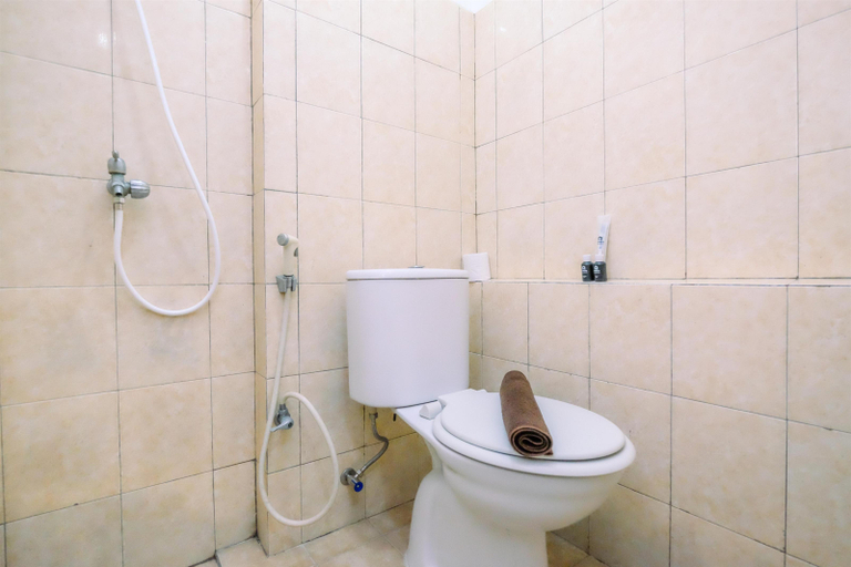 Bathroom 5, Strategic and Modern Look Studio at Margonda Residence 2 Apartment By Travelio, Depok