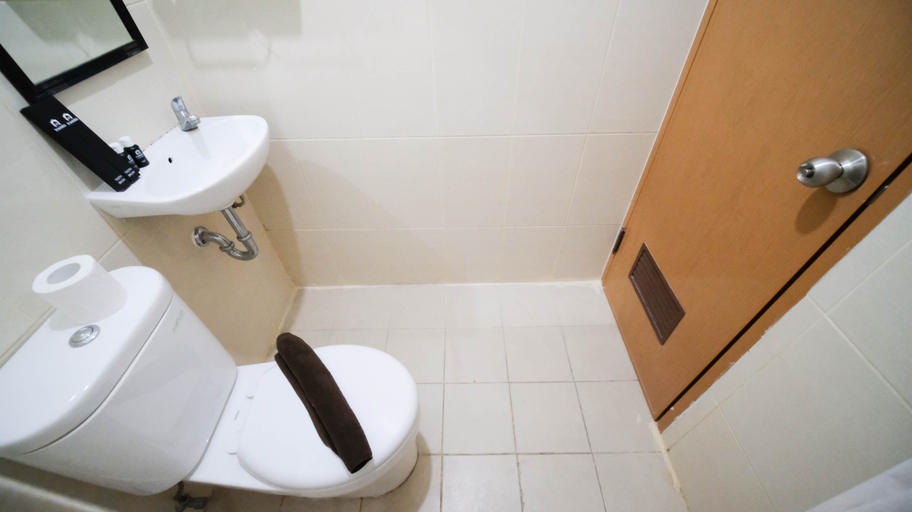 Bathroom 5, Best Deal and Homey 2BR at Bale Hinggil Apartment By Travelio, Surabaya