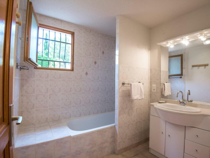 Bathroom, Mountain Retreat w/ Terrace, Aude