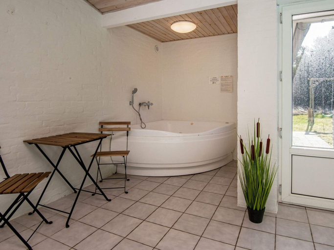 Bathroom 2, 4 Star Holiday Home in Romo, Tønder