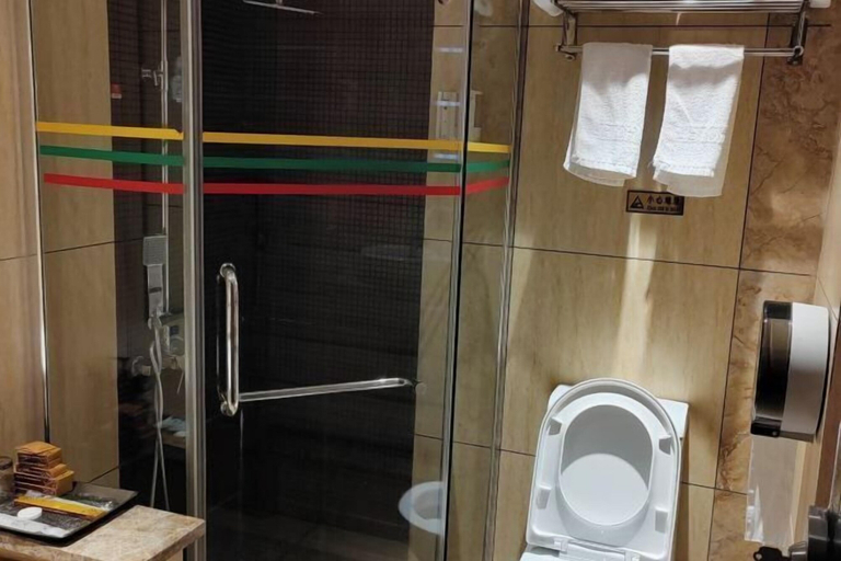 Bathroom 3, Luoping Golden Valley Taijia SPA Hotel, Qujing