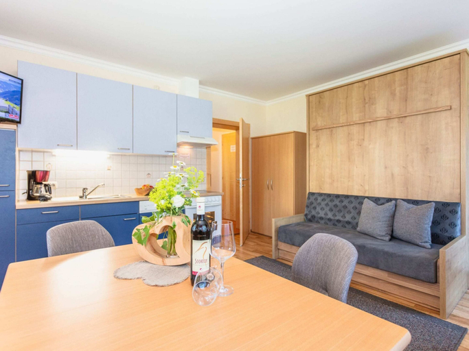 Others 3, Elegant Apartment Near the ski bus, Zell am See