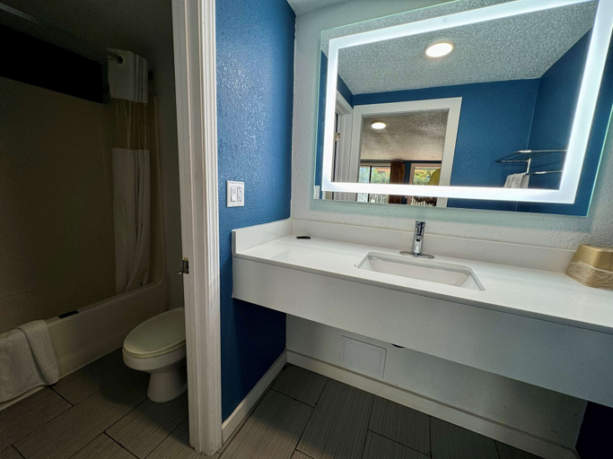 Bathroom 2, Knights Inn Greenville, NC, Pitt