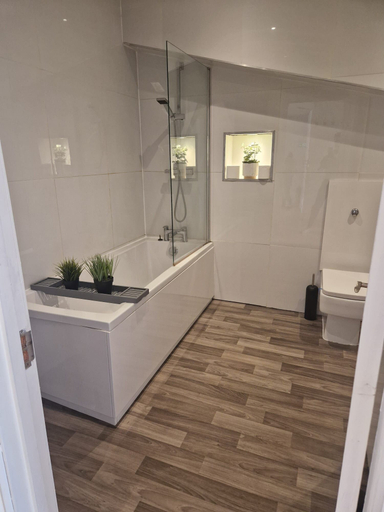 Bathroom 3, NEW! Grimsby Central, Spacious, 2 Bedrooms, Lincolnshire