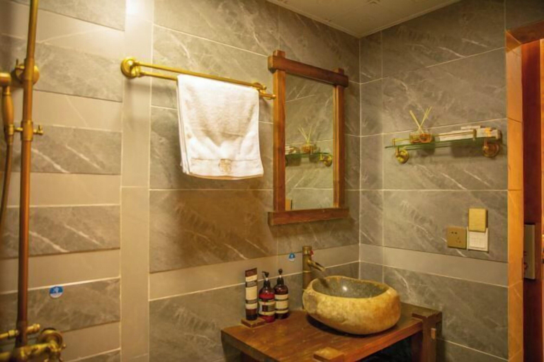 Bathroom 3, Spring Breeze Inn, Dêqên Tibetan