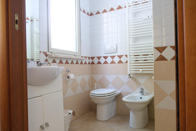 Bathroom 5, La Porta, Rome