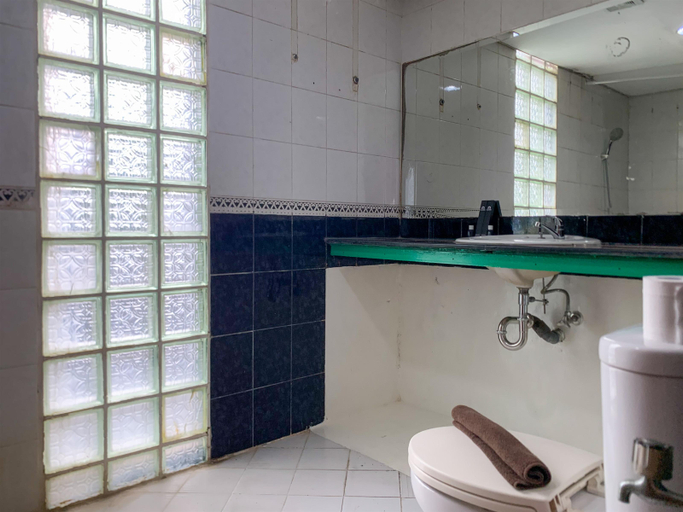 Bathroom 3, Spacious and Comfy 3BR at Kondominium Juanda Apartment By Travelio, Central Jakarta