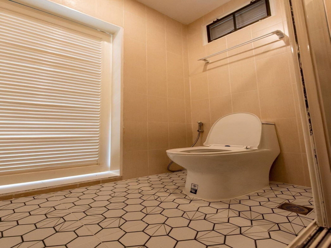 Bathroom 3, Collection O To The Sea Resort Thailand, Sattahip