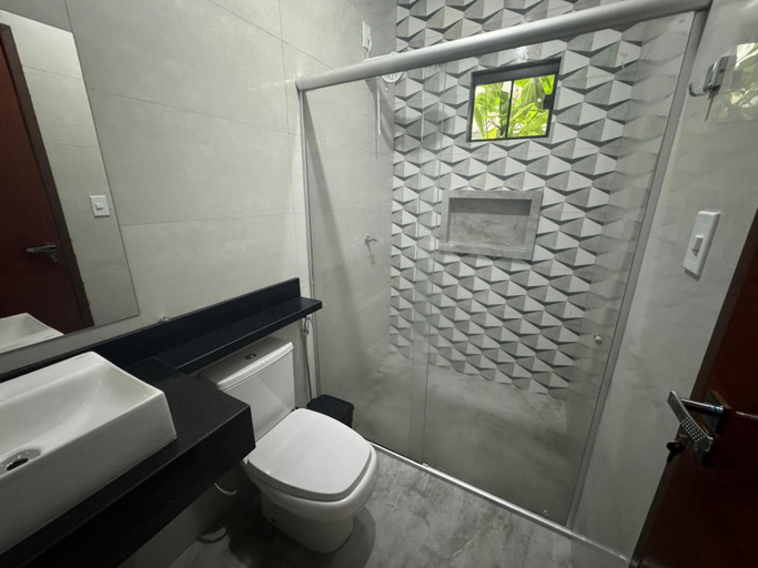 Bathroom 3, Hotel Radan, Barreiras