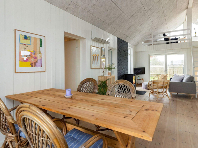 Dining 4, 5 Star Holiday Home in Lokken, Hjørring