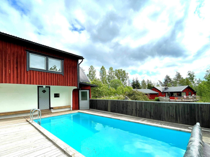Pool 4, 4 Star Holiday Home in Ulrika, Linköping