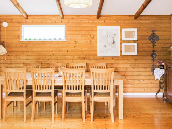 Dining 5, 6 Person Holiday Home in Trollhattan, Trollhättan